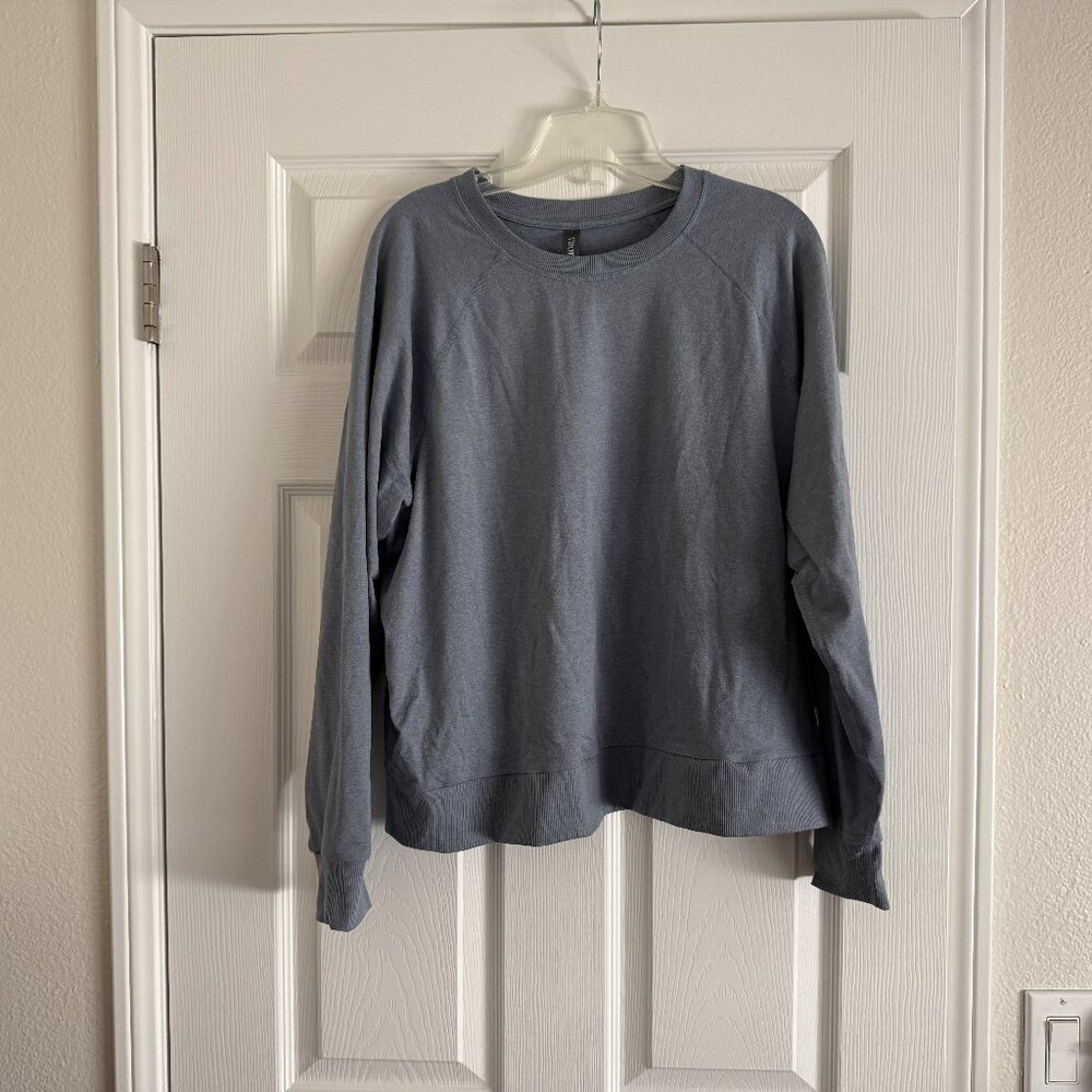 Vuori light blue long sleeve halo crew // Size L // VGUC